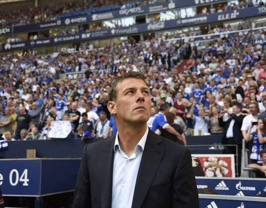 FC Schalke 04 - FC Augsburg 07.05.2016 Trainer Markus Weinzierl (FCA) schaut sich in der Arena um HM