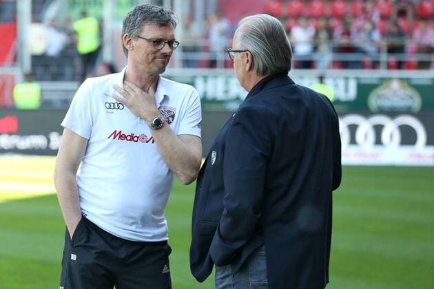 1. Bundesliga - Fußball - FC Ingolstadt 04 - FC Bayern München - Co-Trainer Michael Henke (FCI) und Vorsitzender des Vorstandes Peter Jackwerth (FCI) 1. BL - FC Ingolstadt 04 Saison 2015 2016 FC Bayern München