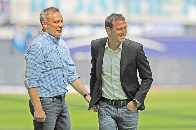 Die Trainer Andre Breitenreiter ( links Schalke 04 ) und Markus Weinzierl ( rechts FC Augsburg ) mit shake hands vor dem Spiel. 07.05.2016 --- Fussball --- 1. Bundesliga --- Schalke 04 vs FC Augsburg Gelsenkirchen Copyright: Thienelx Eibner-Pressefoto EP_ttl