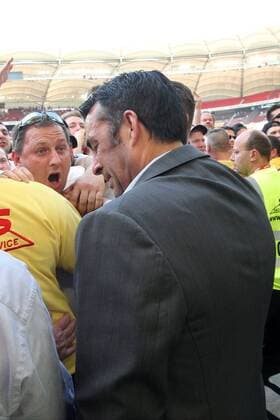 Bilder des Tages SPORT Vorstand Robin Dutt ( VfB Stuttgart ) bei den Fans mit Traenen im Gesicht, VfB Stuttgart vs. 1.FSV Mainz 05, Fussball, 1.Bundesliga, 07.05.2016, Stuttgart Copyright: Langerx xEibner-Pressefoto EP_HLR