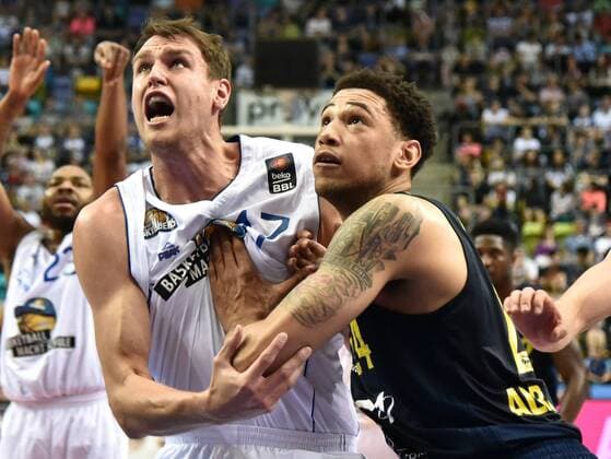 Themen der Woche - SPORT Bilder des Tages SPORT 07.05.2016, xblx, Basketball BBL Playoffs Spiel 1, Frankfurt Skyliners - Alba Berlin, emspor, v.l. Johannes Voigtmann (Fraport Skyliners Frankfurt), Brandon Ashley (Alba Berlin) Frankfurt am Main