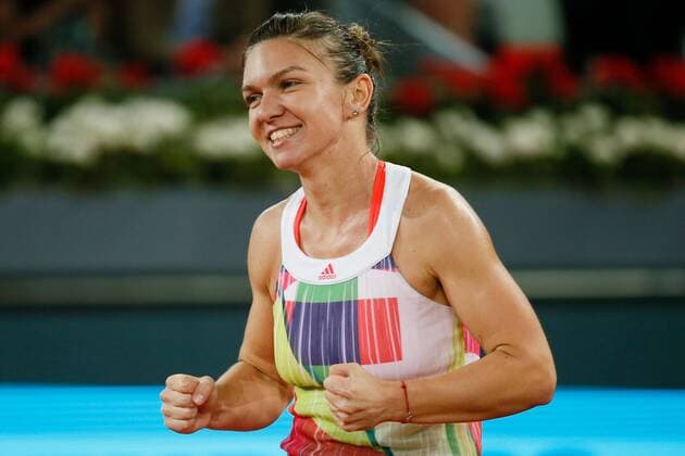 Rumanian tennis player Simona Halep celebrates her victory 6-2 and 6-4 against Slovak Dominika Cibulkova (L) during their Mutua Madrid Open female final match played at Caja Magica tennis complex in Madrid, Spain, on 07 May 2016. Dominika Cibulkova vs Simona Halep !ACHTUNG: NUR REDAKTIONELLE NUTZUNG!  20160507-635982486487273526