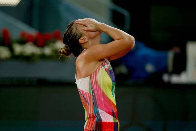 Rumanian tennis player Simona Halep celebrates her victory 6-2 and 6-4 against Slovak Dominika Cibulkova (L) during their Mutua Madrid Open female final match played at Caja Magica tennis complex in Madrid, Spain, on 07 May 2016. Dominika Cibulkova vs Simona Halep !ACHTUNG: NUR REDAKTIONELLE NUTZUNG!  20160507-635982486566833526