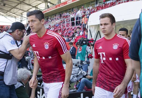 Robert LEWANDOWSKI, FCB 9 Mario GOETZE, FCB 19 zur Gymnastik, Stretching, aufwaermen,warm-up,Vorbereitung aufs Spiel,warmmachen FC INGOLSTADT - FC BAYERN MUENCHEN 1-2 Fussball 1. Bundesliga , Ingolstadt, am 07.05.2016 , 33.Spieltag, Saison 2015 2016, 1.Liga, 1.Bundesliga, FCB