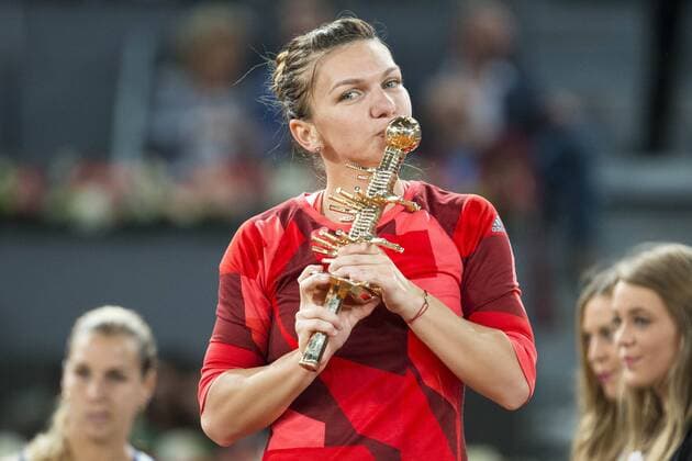 Simona Halep with championship award during WTA Tennis Damen Finals Mutua Madrid Open Tennis 2016 in Madrid, May 07, 2016.  (20160507075)