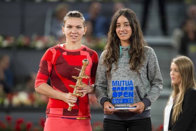 Romanian Simona Halep and the winner of the sub16 championship Lucia Cortez during WTA Tennis Damen Finals Mutua Madrid Open Tennis 2016 in Madrid, May 07, 2016.  (20160507092)