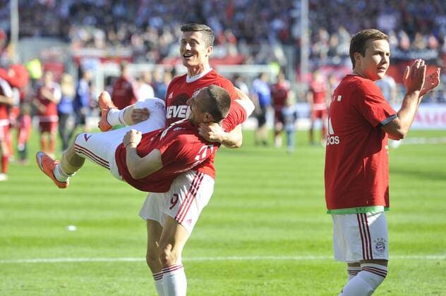 Robert LEWANDOWSKI (Bayern Muenchen) traegt Franck RIBERY (Bayern Muenchen),re:Mario GOETZE,GÖTZE (Bayern Muenchen). Bayernspieler feiern die Meiserschaft.Schlussjubel,Jubel,Freude,Begeisterung,Aktion. Fussball 1. Bundesliga, 33 Spieltag, FC Ingolstadt-FC Bayern Muenchen 1-2.Deutscher Meister,Meisterschaft. am 07.05.2016 in Ingolstadt Deutschland.A U D I S P O R T P A R K .