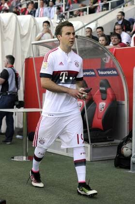 Mario GOETZE,GÖTZE (Bayern Muenchen),auf dem Weg zur Bank,Aktion,Einzelaktion,Einzelbild, Freisteller,Ganzkoerperaufnahme,ganze Figur. Reservebank,Ersatzbank,Ersatzspieler,Reservespieler,Bank,Ergaenzungsspieler, Fussball 1. Bundesliga, 33 Spieltag, FC Ingolstadt-FC Bayern Muenchen 1-2.Deutscher Meister,Meisterschaft. am 07.05.2016 in Ingolstadt Deutschland.A U D I S P O R T P A R K .