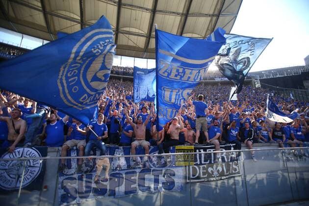Die Darmstädter Fans jubeln nach dem Spiel Hertha BSC Berlin - SV Darmstadt 98 1. Bundesliga 2015 2016, 1. BL, 1. Bundesliga, Rückrunde, Rueckrunde, DFL, Fußball, Fussball, soccer, Herren, Männer, Maenner, Deutschland, Germany, Ergebnis Berlin, 7.5.2016, Olympiastadion