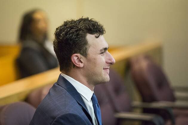 NFL, Johnny Manziel vor Gericht May 5, 2016 - Dallas, Texas, U.S - Former Cleveland Browns quarterback Johnny Manziel sits while his defense attorneys confer with the prosecution during his initial hearing, Thursday, May 5, 2016, in Dallas. The Heisman Trophy winner and former Texas A&M star was indicted by a grand jury last month after his ex-girlfriend alleged he hit her and threatened to kill her during a night out in January. No plea was entered, but defense attorney Robert Hinton says Manziel plans to plead not guilty. Manziel Indictment Football - ZUMAp124