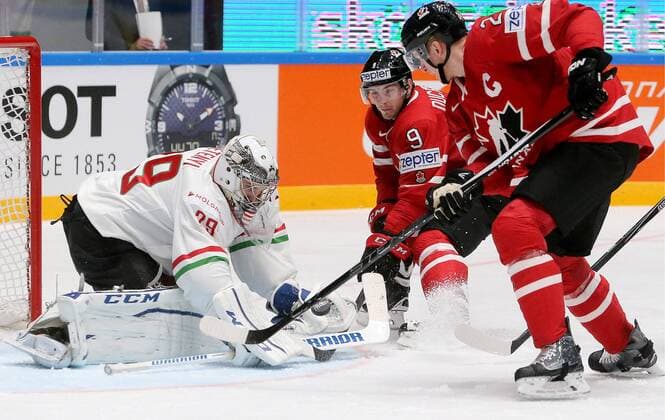 ST. PETERSBURG, RUSSIA. MAY 8, 2016. Hungary s goalie Zoltan Hetenyi defends against Canada s Matt Duchene and Corey Perry (L-R) in their 2016 IIHF World Championship WM Weltmeisterschaft Preliminary Round Group B Ice hockey Eishockey match at the Yubileyny Sports Palace. Alexander Demianchuk TASS  TS021FDE