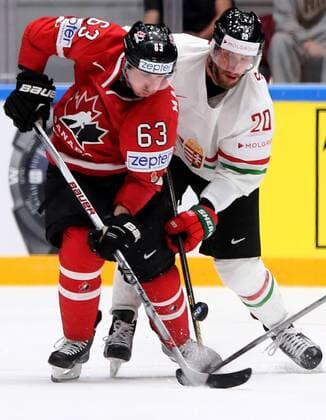 ST. PETERSBURG, RUSSIA. MAY 8, 2016. Canada s Brad Marchand (L) and Hungary s Istvan Sofron fight for the puck in their 2016 IIHF World Championship WM Weltmeisterschaft Preliminary Round Group B Ice hockey Eishockey match at the Yubileyny Sports Palace. Sergei Savostyanov TASS  TS021FE8