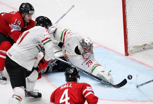 ST. PETERSBURG, RUSSIA. MAY 8, 2016. Hungary s goalie Zoltan Hetenyi, Janos Vas defend against Canada s Derick Brassard (R-L background) in their 2016 IIHF World Championship WM Weltmeisterschaft Preliminary Round Group B Ice hockey Eishockey match at the Yubileyny Sports Palace. Team Canada won the game 7-1. Sergei Savostyanov TASS  TS021FEC