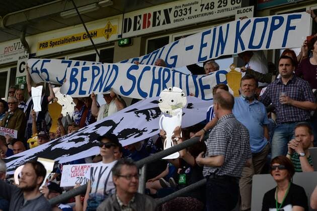 Fussball, Frauen, 1. Bundesliga, Saison 2015 2016 (21. Spieltag), 1. FFC Turbine Potsdam - VfL Wolfsburg, Die Fans von Turbine Potsdam danken Bernd Schröder für die geholten Titel und Erfolge, 08.05.16,