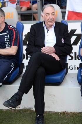 Fussball, Frauen, 1. Bundesliga, Saison 2015 2016 (21. Spieltag), 1. FFC Turbine Potsdam - VfL Wolfsburg, Cheftrainer Bernd Schröder (1. FFC Turbine Potsdam) nimmt zum letzten Mal Platz, 08.05.16,