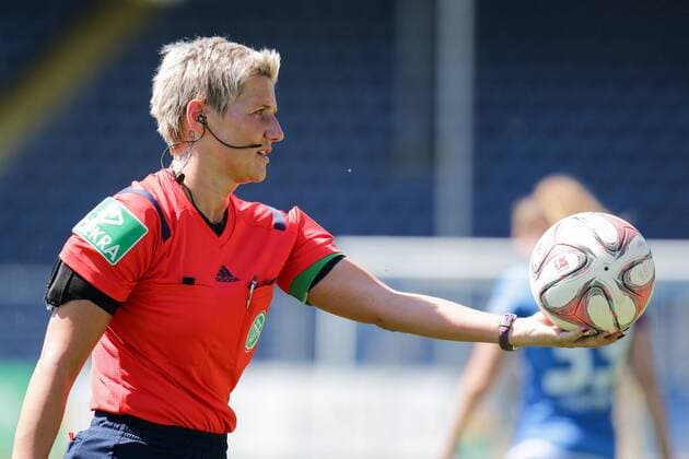 Nadine Westerhoff (Schiedsrichterin) mit Ball in der Hand, Fussball, Allianz Frauen-Bundesliga, TSG 1899 Hoffenheim - SV Werder Bremen, xozx