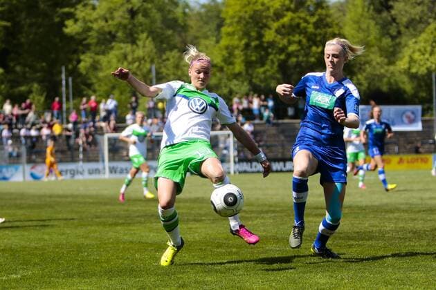 Fußball, Allianz Frauen Bundesliga, 1. FFC Turbine Potsdam - VfL Wolfsburg; v.l. Alexandra Popp (Alex Popp, Wolfsburg, 11) gegen Johanna Elsig (Jojo Elsig, Potsdam, 4) Zweikampf, Duell, duell, tackle, Tackling, Aktion, action. xtgx