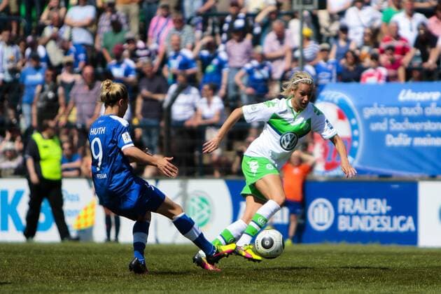 Fußball, Allianz Frauen Bundesliga, 1. FFC Turbine Potsdam - VfL Wolfsburg; v.l. Svenja Huth (Potsdam, 9) genen Lena Goeßling (Goessling, Wolfsburg, 28) Zweikampf, Duell, duell, tackle, Tackling, Aktion, action. xtgx