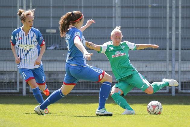 v.li.: Christine Schneider (Hoffenheim, 8), Gabriella Toth (Bremen, 15), Fussball, Allianz Frauen-Bundesliga, TSG 1899 Hoffenheim - SV Werder Bremen, xozx