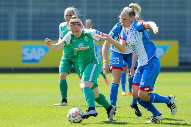 v.li.: Cindy König (Cindy Koenig, Bremen, 11), Kristin Demann (Hoffenheim, 4), Zweikampf, Duell, duel, tackle, tackling, Dynamik, Action, Aktion, Fussball, Allianz Frauen-Bundesliga, TSG 1899 Hoffenheim - SV Werder Bremen, xozx