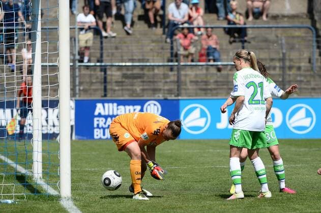 Themen der Woche - SPORT Bilder des Tages - SPORT Fussball, Frauen, 1. Bundesliga, Saison 2015 2016 (21. Spieltag), 1. FFC Turbine Potsdam - VfL Wolfsburg, Kurioses Tor zum 1:0 durch Svenja Huth (Nr. 9, 1. FFC Turbine Potsdam, nicht im Bild), TW Almuth Schult (Nr. 1, VfL Wolfsburg) rutscht der Ball durch die Hände und durch die Beine , 08.05.16,