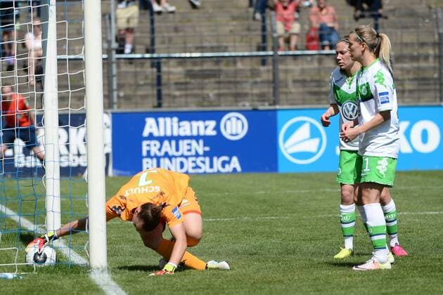 Fussball, Frauen, 1. Bundesliga, Saison 2015 2016 (21. Spieltag), 1. FFC Turbine Potsdam - VfL Wolfsburg, Kurioses Tor zum 1:0 durch Svenja Huth (Nr. 9, 1. FFC Turbine Potsdam, nicht im Bild), TW Almuth Schult (Nr. 1, VfL Wolfsburg) rutscht der Ball durch die Hände und durch die Beine , 08.05.16,
