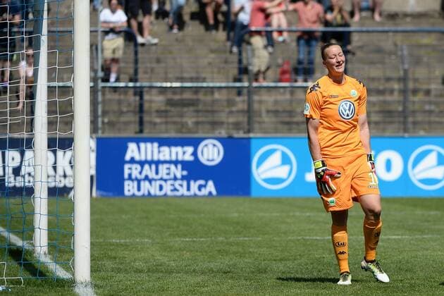 Fussball, Frauen, 1. Bundesliga, Saison 2015 2016 (21. Spieltag), 1. FFC Turbine Potsdam - VfL Wolfsburg, TW Almuth Schult (Nr. 1, VfL Wolfsburg) nach ihrem Patzer, der zum 0:1 führte, 08.05.16,
