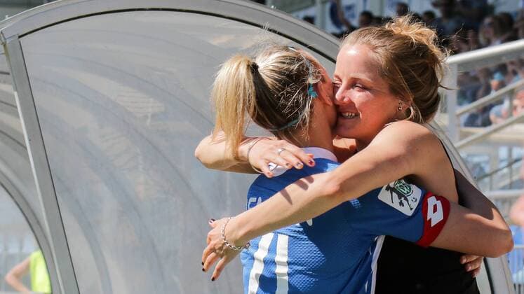 v.li.: Torschützin Kristin Demann (Hoffenheim, 4) jubelt mit der gelbgesperrten Sophie Howard (Hoffenheim, 26) über das 1:0, Jubel, Torjubel, Torerfolg, celebrate the goal, goal, celebration, Jubel ueber das Tor, optimistisch, Action, Aktion, Fussball, Allianz Frauen-Bundesliga, TSG 1899 Hoffenheim - SV Werder Bremen, xozx