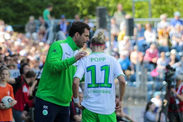 Fußball, Allianz Frauen Bundesliga, 1. FFC Turbine Potsdam - VfL Wolfsburg; Cheftrainer Ralf Kellermann (Wolfsburg) und Alexandra Popp (Alex Popp, Wolfsburg, 11) gibt Anweisungen, gestikuliert, mit den Armen gestikulieren, gives instructions, gesticulate. xtgx