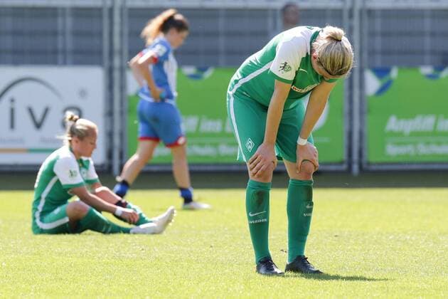 Spielerinnen des SV Werder Bremen, enttäuscht schauend, Enttäuschung, Frustration, disappointed, pessimistisch, nach dem Schlusspfiff, Fussball, Allianz Frauen-Bundesliga, TSG 1899 Hoffenheim - SV Werder Bremen, xozx