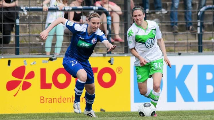 Fußball, Allianz Frauen Bundesliga, 1. FFC Turbine Potsdam - VfL Wolfsburg; vl Stefanie Draws (Potsdam, 22), Elise Bussaglia (Wolfsburg, 30). xtgx