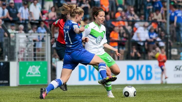 Fußball, Allianz Frauen Bundesliga, 1. FFC Turbine Potsdam - VfL Wolfsburg; vl Tabea Kemme (Potsdam, 21) gegen Vanessa Bernauer (Wolfsburg, 18) Zweikampf, Duell, duell, tackle, Tackling, Aktion, action. xtgx