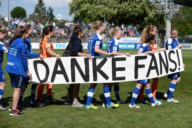 Fussball, Frauen, 1. Bundesliga, Saison 2015 2016 (21. Spieltag), 1. FFC Turbine Potsdam - VfL Wolfsburg, Die Spielerinnen von Turbine Potsdam danken ihren Zuschauern, 08.05.16,