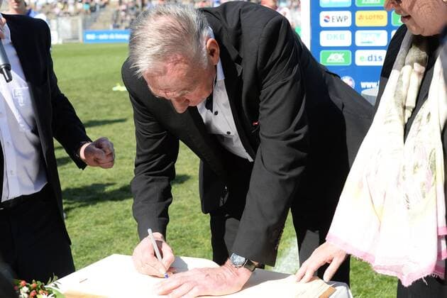 Fussball, Frauen, 1. Bundesliga, Saison 2015 2016 (21. Spieltag), 1. FFC Turbine Potsdam - VfL Wolfsburg, Cheftrainer Bernd Schröder (1. FFC Turbine Potsdam) trägt sich in das Goldene Buch der Stadt Potsdam ein, 08.05.16,