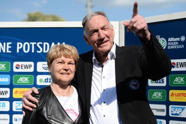 Fussball, Frauen, 1. Bundesliga, Saison 2015 2016 (21. Spieltag), 1. FFC Turbine Potsdam - VfL Wolfsburg, Cheftrainer Bernd Schröder (1. FFC Turbine Potsdam) mit Ehefrau Ulrike, 08.05.16,