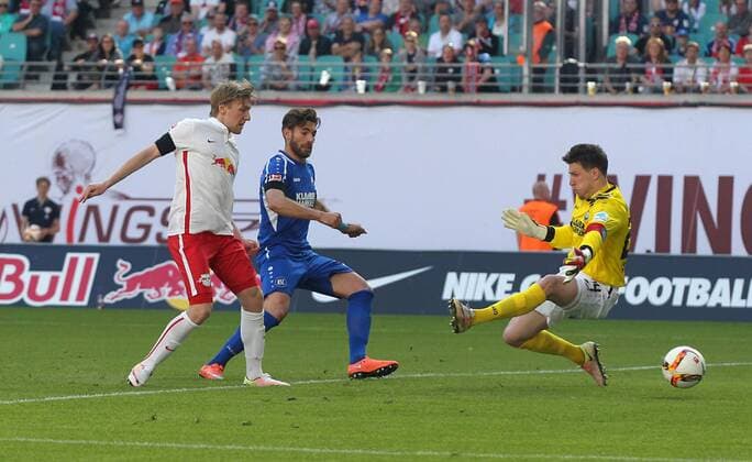 RB Leipzig - Karlsruhe Fußball 2.Bundesliga Leipzig, 08.05.2016, Red Bull Arena, Fussball, 2. Bundesliga, 33.Spieltag. , RB Leipzig vs. Karlsruher SC , Im Bild: Tor für RB Leipzig. V.l.: Torschütze Emil Forsberg (RB Leipzig), Enrico Valentini und Torwart Rene Vollath (beide Karlsruhe). ,