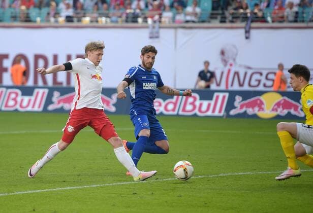 1:0 Torschuetze Emil Forsberg (RB 10) gegen Enrico Valentini (KSC 22) und KSC Torwart Vollath beim Fuehrungstreffer beim Spiel RasenBallsport Leipzig (RB) vs Karlsruher SC (KSC), Fussball, 2.Liga, 08.05.2016 , Leipzig Copyright: Modla Eibner-Pressefoto ep_cma