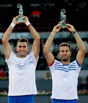 Bilder des Tages - SPORT Tennis, ATP-Turnier in Madrid, Tecau und Rojer gewinnen Doppel RUmanian tennis player Horia Tecau (L) and Dutch Jean-Julien Rojer (R) pose with the winner s trophy after defeat 6-4 and 7-6 (5) to Indian Rohan Bopanna and Rumaniann Florin Mergea during their Mutua Madrid Open double male final match played at the Caja Magica tennis complex in Madrid, Spain, on 08 May 2016. Horia Tecau and Jean-Julien Rojer vs Rohan Bopanna and Florin Mergea !ACHTUNG: NUR REDAKTIONELLE NUTZUNG!  20160508-635983255554190534