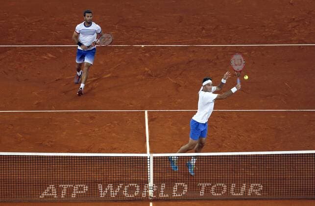 Tennis, ATP-Turnier in Madrid, Tecau und Rojer gewinnen Doppel RUmanian tennis player Horia Tecau (R) and Dutch Jean-Julien Rojer (L) in action against Indian Rohan Bopanna and Rumaniann Florin Mergea during their Mutua Madrid Open double male final match played at the Caja Magica tennis complex in Madrid, Spain, on 08 May 2016. Horia Tecau and Jean-Julien Rojer vs Rohan Bopanna and Florin Mergea !ACHTUNG: NUR REDAKTIONELLE NUTZUNG!  20160508-635983256223430534