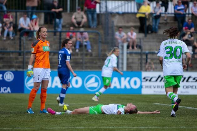 Fußball, Allianz Frauen Bundesliga, 1. FFC Turbine Potsdam - VfL Wolfsburg; Symbolbild, Alexandra Popp (Alex Popp, Wolfsburg, 11) am Boden, geschlagen, Niederlage, verloren. xtgx
