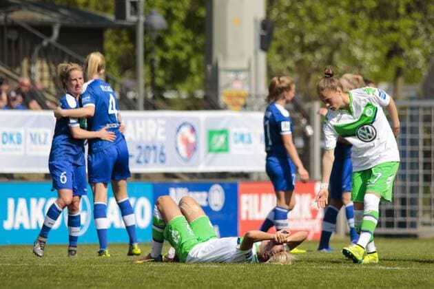 Fußball, Allianz Frauen Bundesliga, 1. FFC Turbine Potsdam - VfL Wolfsburg; Zsanett Jakabfi (Wolfsburg, 3) und Ewa Pajor (Wolfsburg, 17) enttäuscht, frustriert, niedergeschlagen Enttäuschung, Frust, disappointed, Potsdam Jubel nach dem Abpfiff, Jubel nach Spielende, Freude, Emotion. xtgx