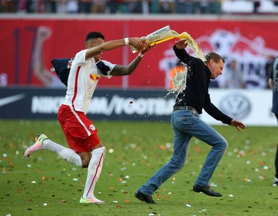 Bierdusche Davie Selke, Trainer Ralf Rangnick, RB Leipzig feiert Aufstieg in die erste 1.Bundesliga Freude Emotion jubelnd Jubel nach Spielende Fußball Fussball zweite 2.Bundesliga Saison 2015 2016 08.05.2016 RB Leipzig RBL vs. Karlsruher SC KSC