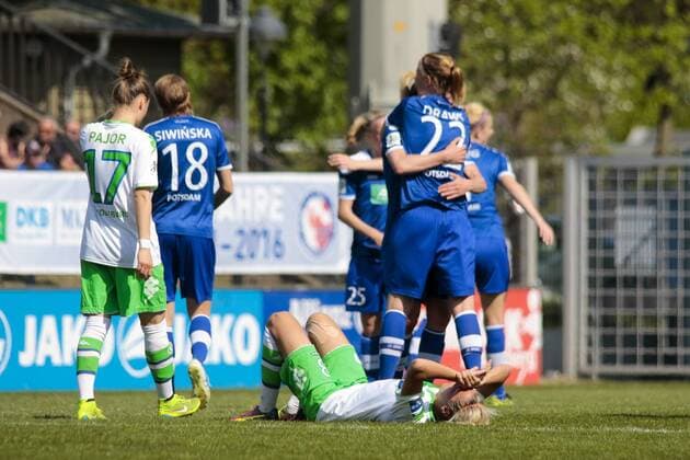 Fußball, Allianz Frauen Bundesliga, 1. FFC Turbine Potsdam - VfL Wolfsburg; Ewa Pajor (Wolfsburg, 17) und Zsanett Jakabfi (Wolfsburg, 3) enttäuscht, frustriert, niedergeschlagen Enttäuschung, Frust, disappointed, Potsdam Jubel nach dem Abpfiff, Jubel nach Spielende, Freude, Emotion. xtgx