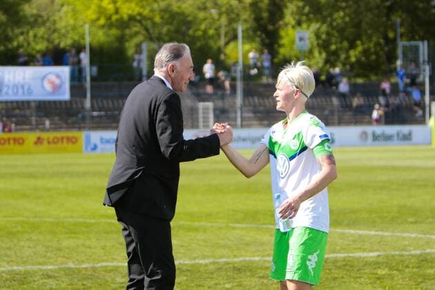 Fußball, Allianz Frauen Bundesliga, 1. FFC Turbine Potsdam - VfL Wolfsburg; Bernd Schröder (Bernd Schroeder, Trainer, Potsdam) tröstet Nilla Fischer (Wolfsburg; Kapitänin, captain, 4). xtgx