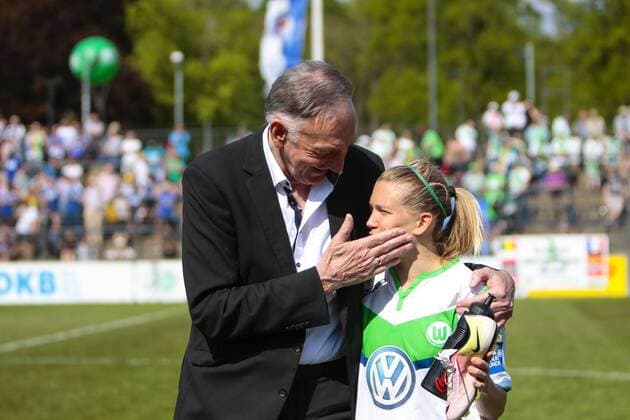 Fußball, Allianz Frauen Bundesliga, 1. FFC Turbine Potsdam - VfL Wolfsburg; Bernd Schröder (Bernd Schroeder, Trainer, Potsdam) tröstet Lara Dickenmann (Wolfsburg, 21). xtgx