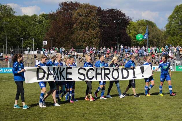 Fußball, Allianz Frauen Bundesliga, 1. FFC Turbine Potsdam - VfL Wolfsburg; Postdams Spielerinnen bedanken sich bei Bernd Schröder (Bernd Schroeder, Trainer, Potsdam). xtgx