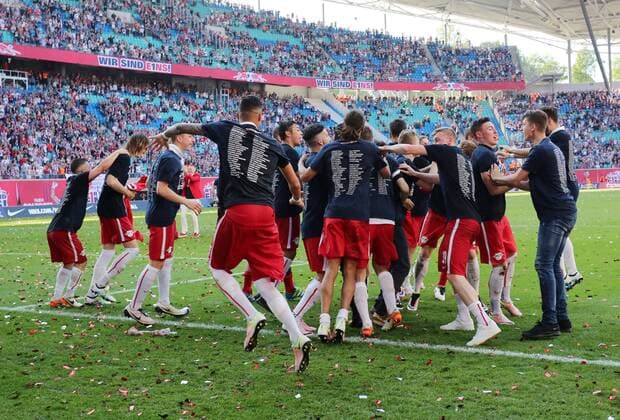 Mannschaft RB Leipzig feiert Aufstieg in die erste 1.Bundesliga Freude Emotion jubelnd Jubel nach Spielende Fußball Fussball zweite 2.Bundesliga Saison 2015 2016 08.05.2016 RB Leipzig RBL vs. Karlsruher SC KSC