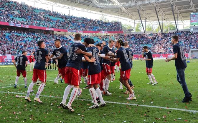 Mannschaft RB Leipzig feiert Aufstieg in die erste 1.Bundesliga Freude Emotion jubelnd Jubel nach Spielende Fußball Fussball zweite 2.Bundesliga Saison 2015 2016 08.05.2016 RB Leipzig RBL vs. Karlsruher SC KSC