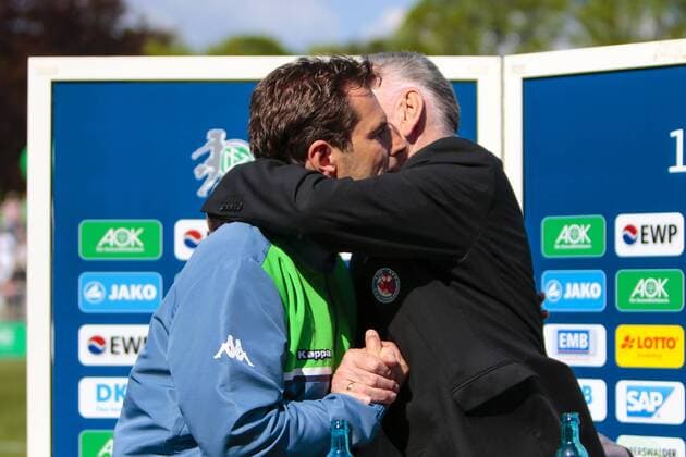 Fußball, Allianz Frauen Bundesliga, 1. FFC Turbine Potsdam - VfL Wolfsburg; Cheftrainer Ralf Kellermann (Wolfsburg) und Bernd Schröder (Bernd Schroeder, Trainer, Potsdam) umarmen sich. xtgx