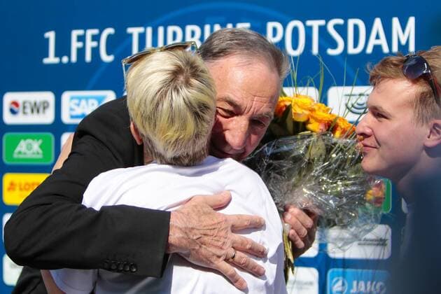 Fußball, Allianz Frauen Bundesliga, 1. FFC Turbine Potsdam - VfL Wolfsburg; Fans bedanken sich bei Bernd Schröder (Bernd Schroeder, Trainer, Potsdam). xtgx